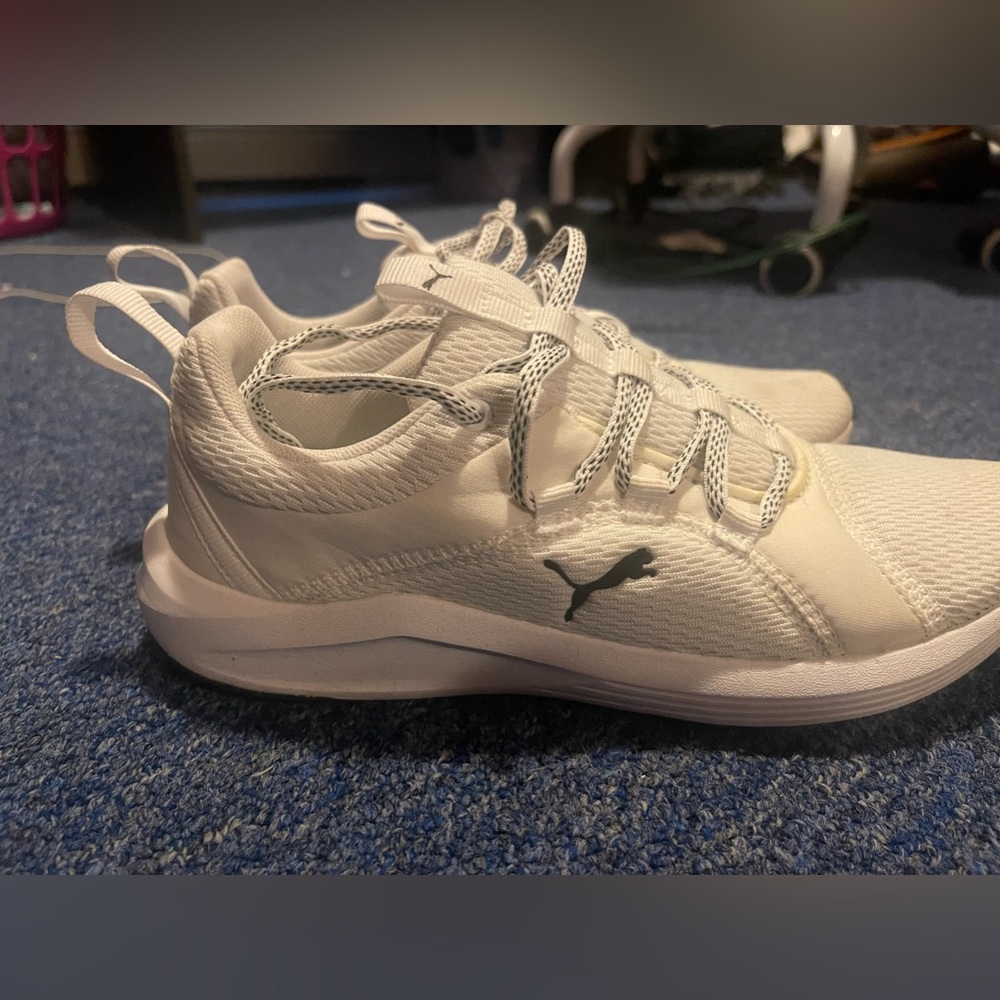 White puma tennis shoes size 7